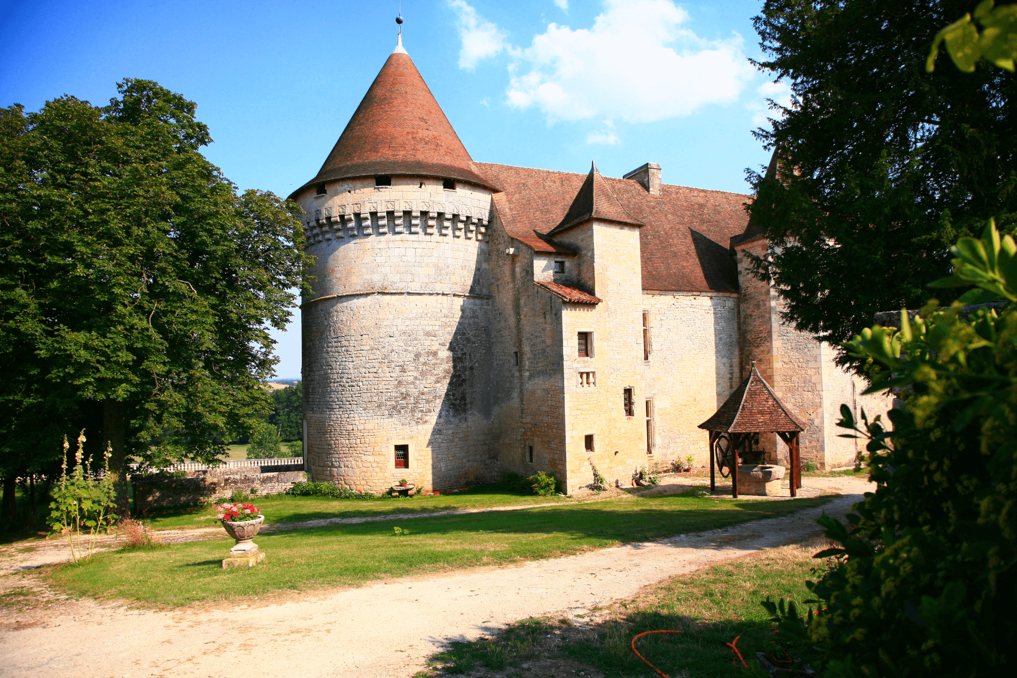Vue sur la façade extérieure du Château de Bayers © Patrivia 