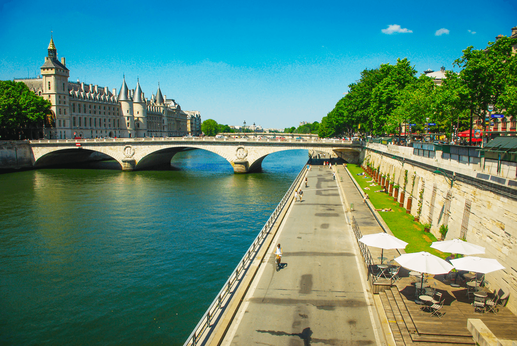 Vue sur les quais de Seine à Paris © French Moments
