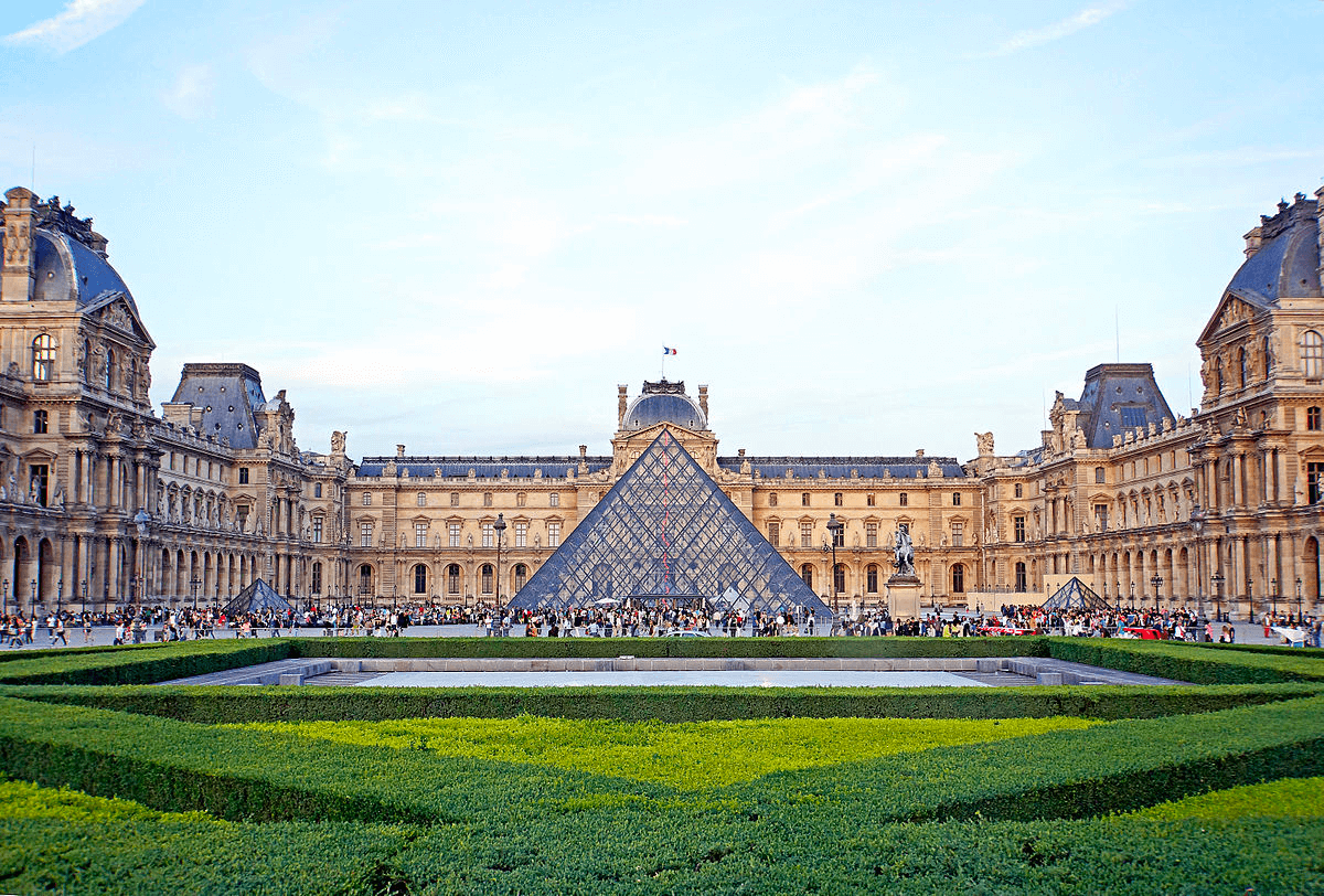 Vue extérieure sur le Musée du Louvre © Wikipedia