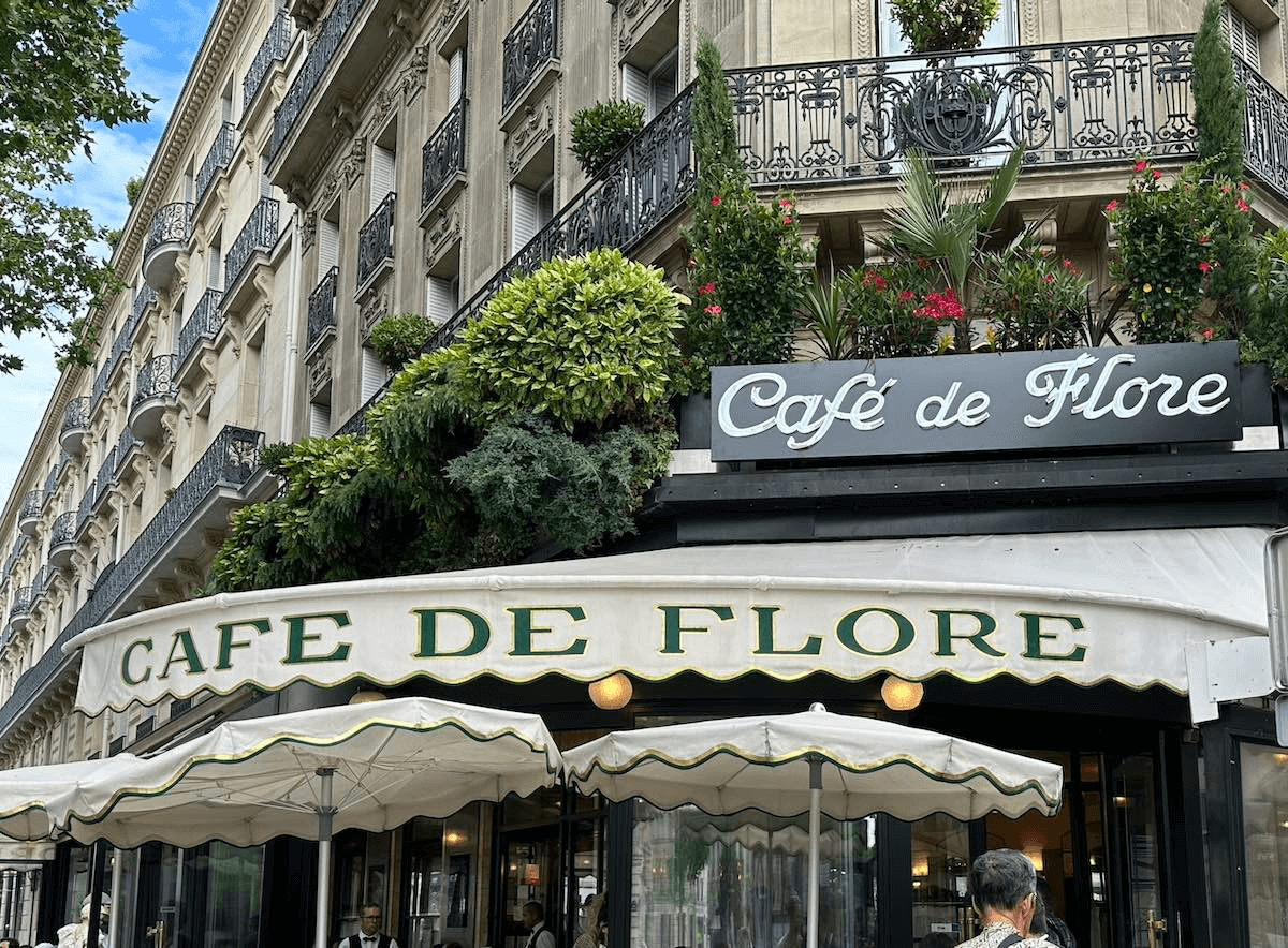 Entrée du café de Flore dans le 6ème © Pariscrea.com