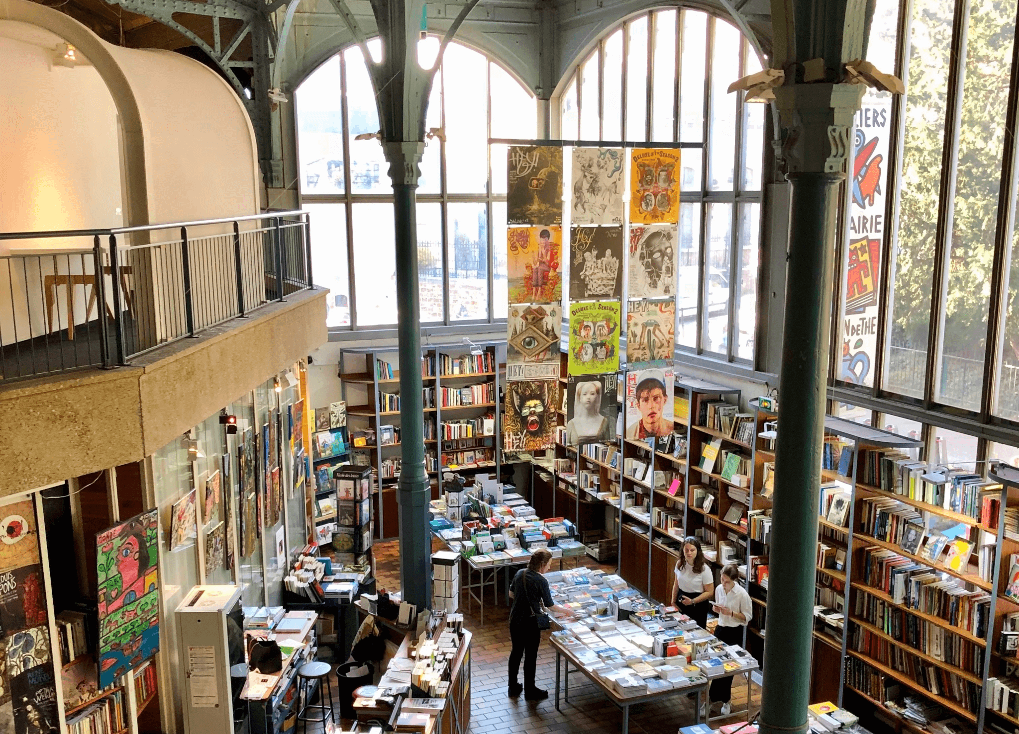 Librairie la Compagnie au coeur de la Halle Saint-Pierre © La Compagnie