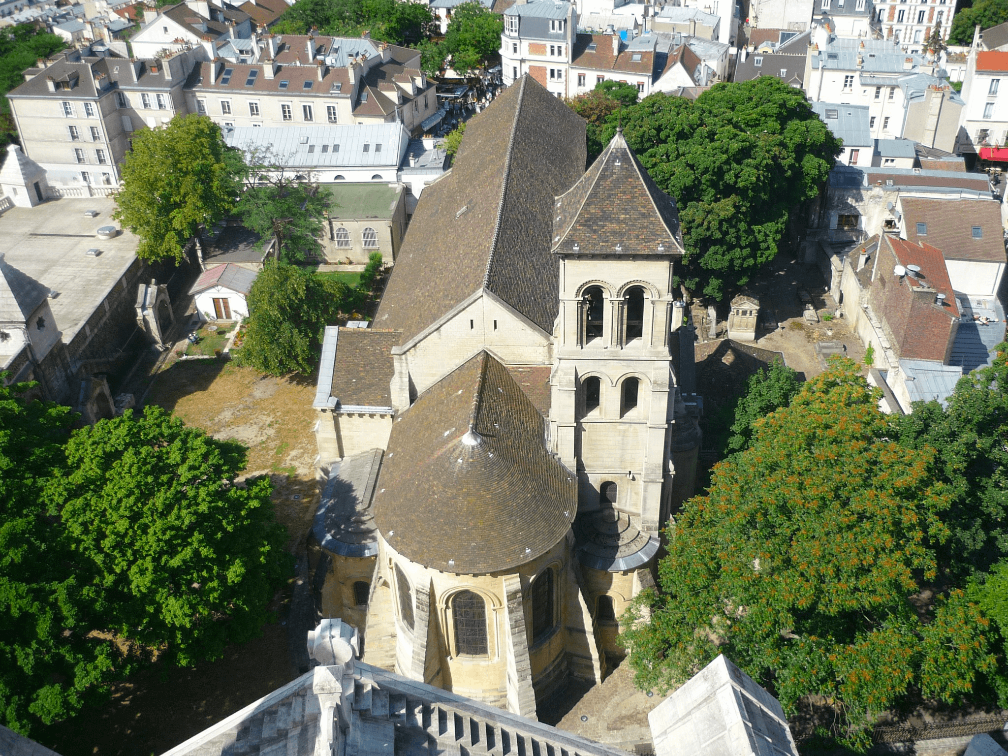 Vue aérienne sur l'Eglise Saint-Pierre © French Moments