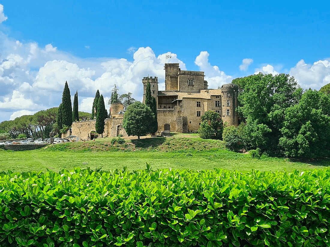 Château de Lourmarin dans le Luberon © Luberon.fr