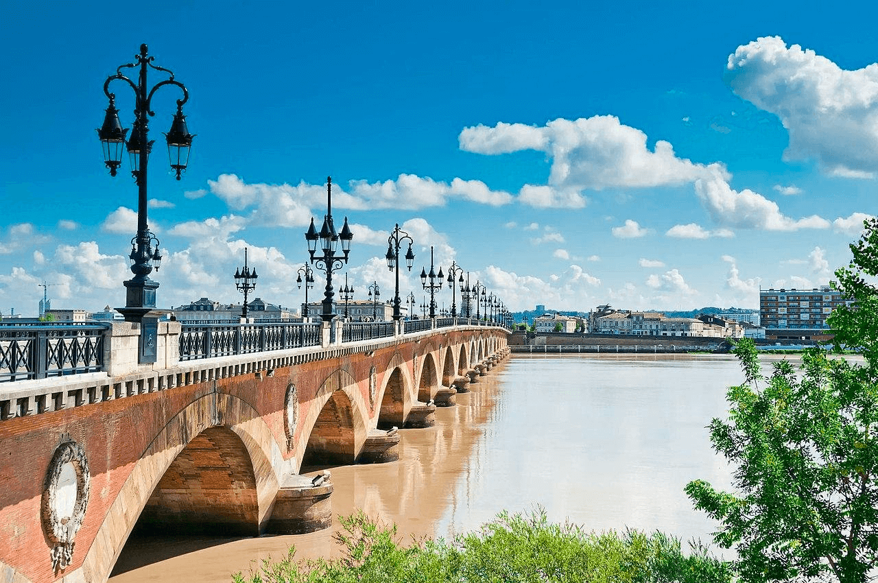 Vue sur la Garonne depuis la ville de Bordeaux © Kokoon
