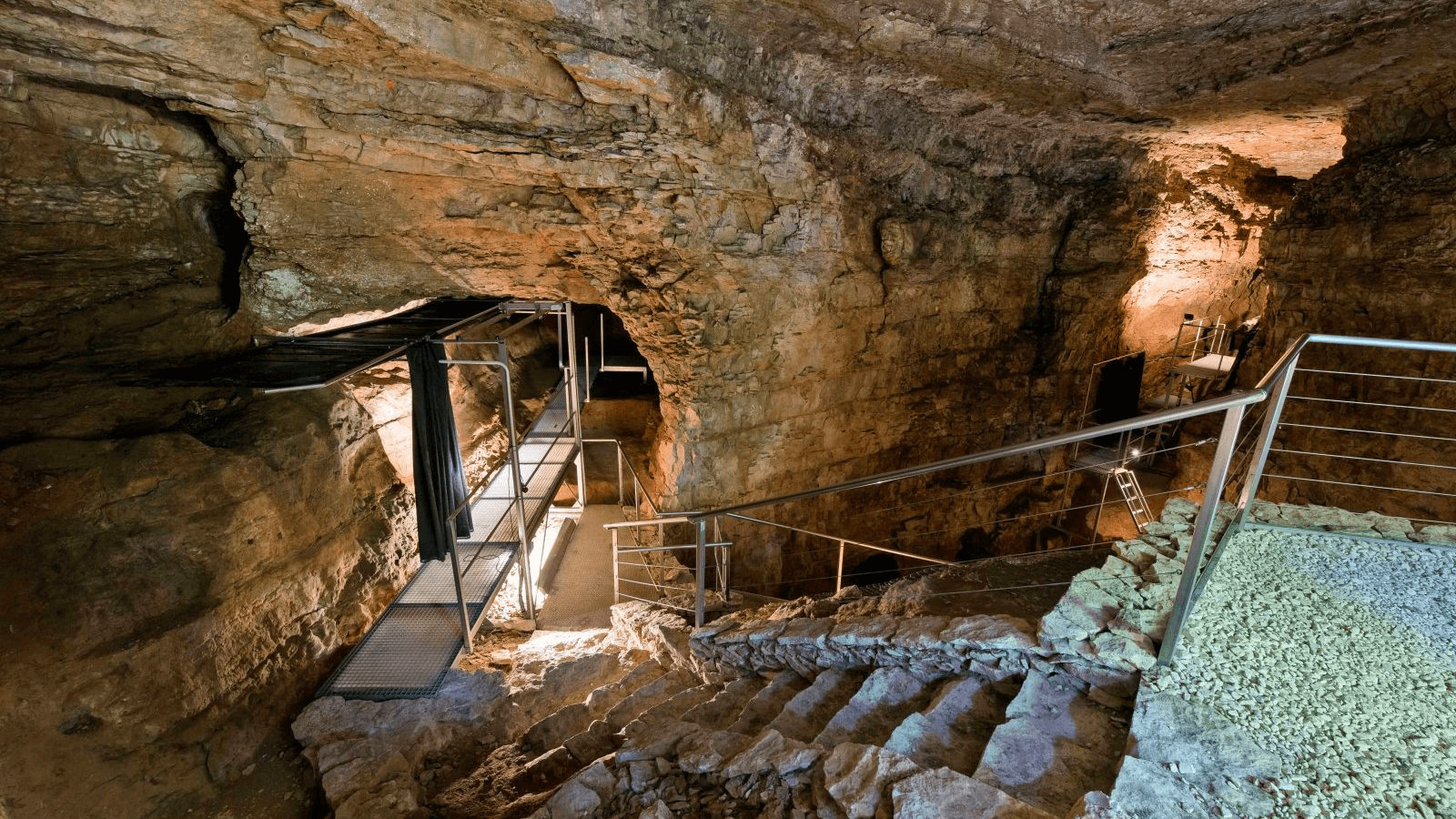 Grotte du Placard parmi les grottes de Charente ©Henri Trip