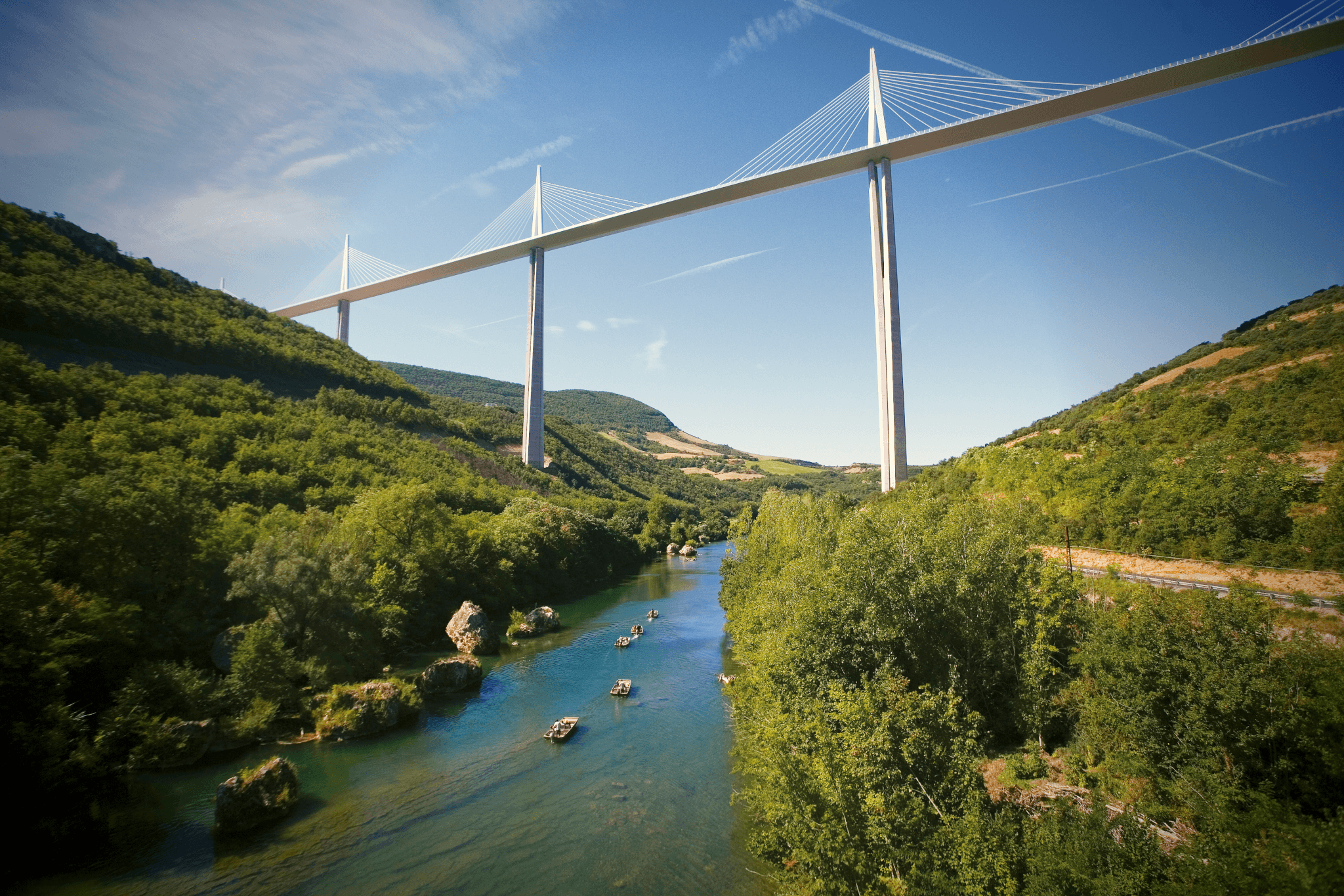 Millau et son célèbre viaduc ©Tourisme Aveyron