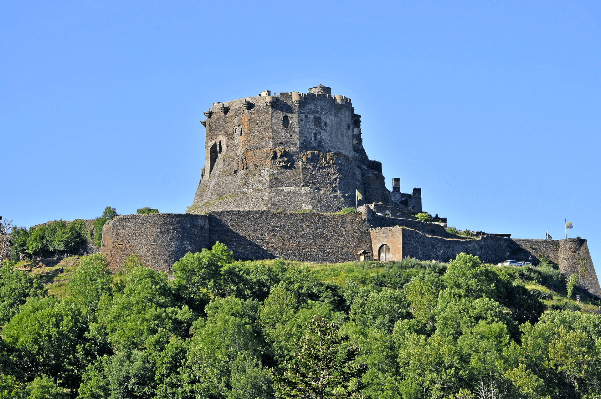 Le château de Murol, une forteresse impressionnante qui domaine la vallée ©Sancy.com