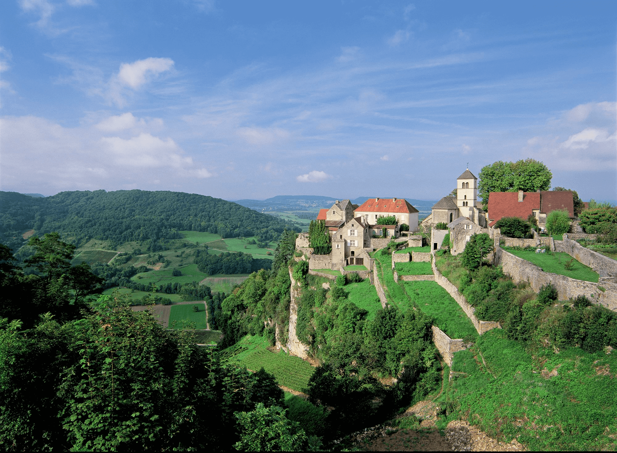 Château-Chalon, un incontournable à découvrir lors de vos prochaines vacances dans le Jura ©Les Plus Beaux Villages de France