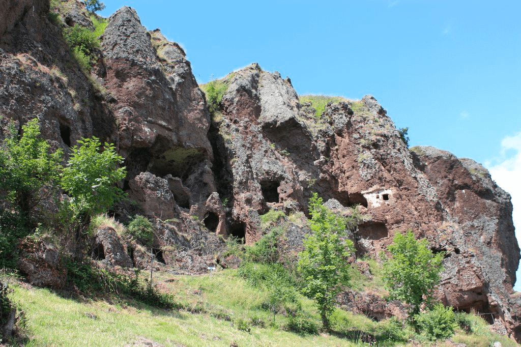 Grottes de Jonas parmi les grottes du Puy-de-Dôme ©Guide Voyageur