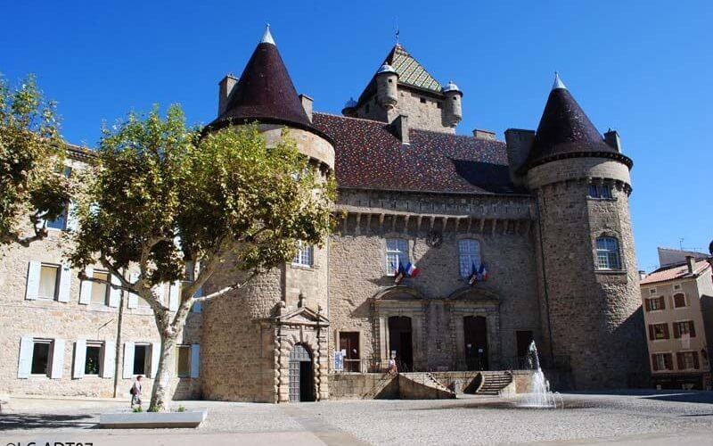Le château d'Aubenas qui fait partie des plus beaux châteaux d'Ardèche © Aubenas-Vals