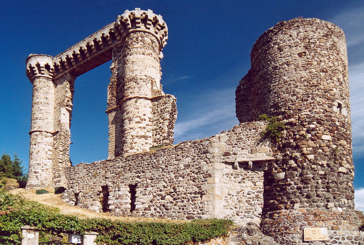 Ruine du château d'Allègre  qui fait partie des plus beaux châteaux du Gard© Wikipedia