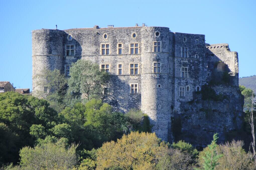 Le château d'Alba qui fait partie des plus beaux châteaux d'Ardèche © Château Fort et Manoir