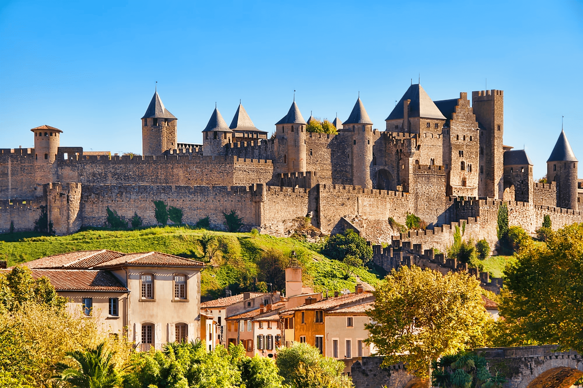 Carcassonne, célèbre pour sa citadelle médiévale, est située en haut d'une colline ©Generation Voyage
