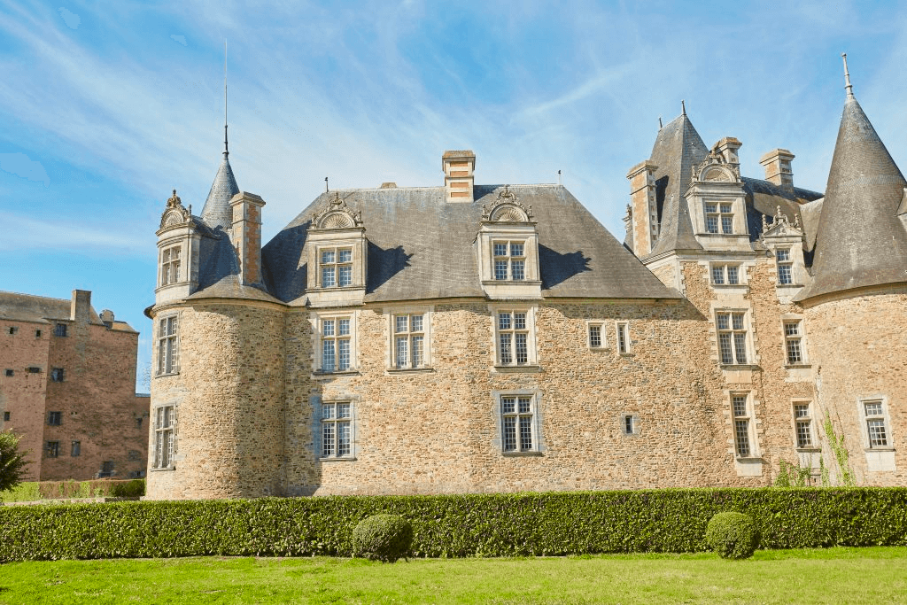 Balade dans les jardins du Château de Châteaubriant lors de votre escapade en Loire-Atlantique ©Tourisme Loire-Atlantique