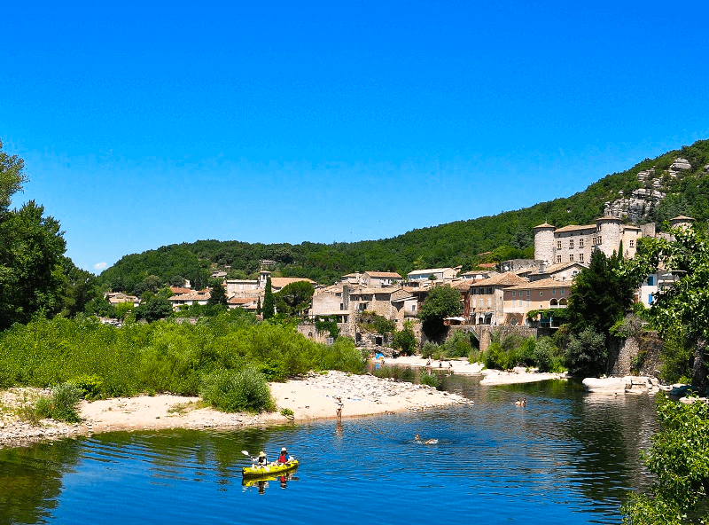 Visite de Vogüé, l'un des plus beaux villages de France pour visiter l'Ardèche ©TourMag