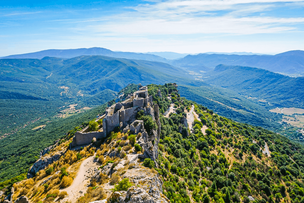 Château de Peyrepertuse perché sur sa colline ©Perspectives de Voyages
