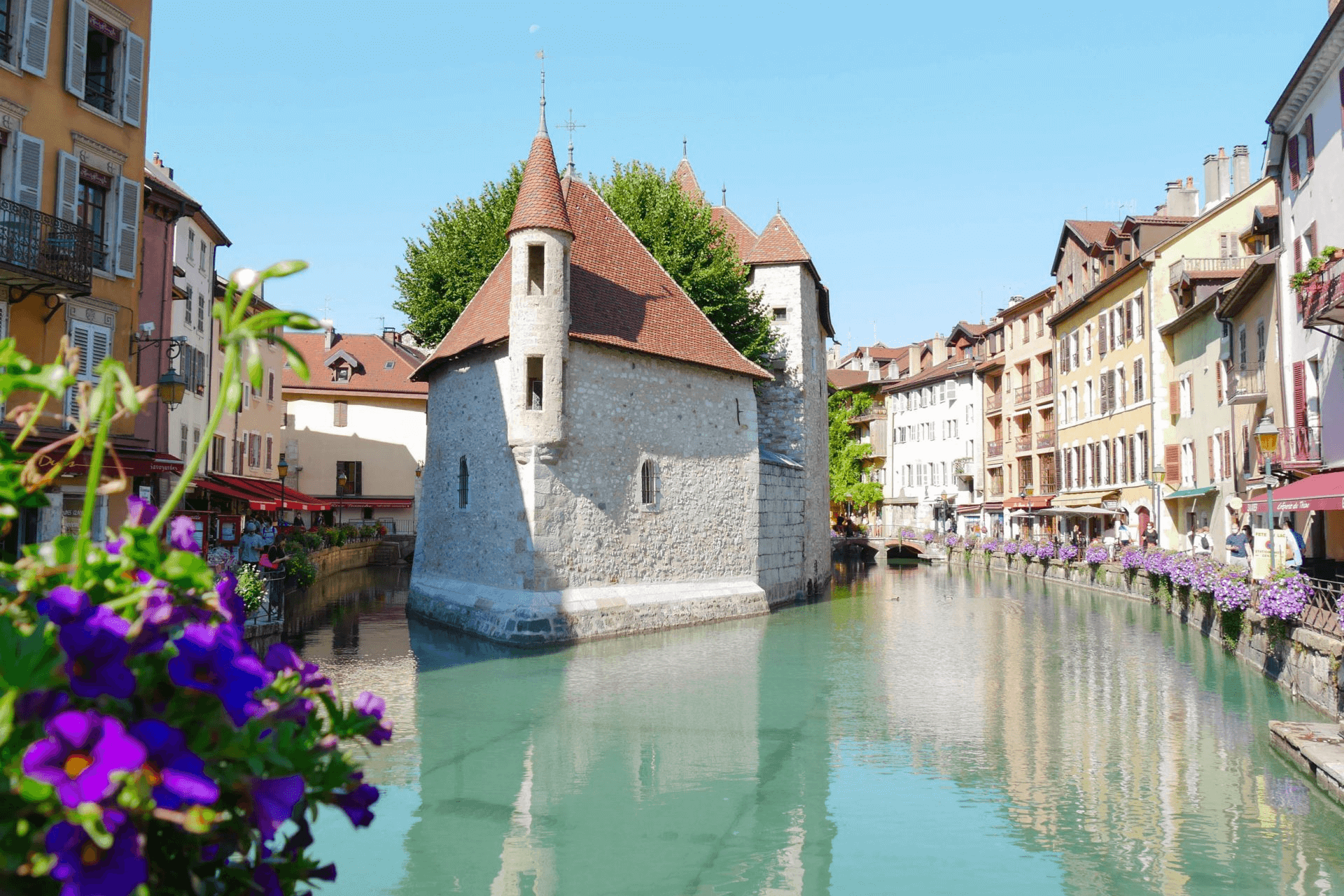 Profitez d'une balade au bord de l'eau à Annecy et visiter la Haute-Savoie ©Hotels.com