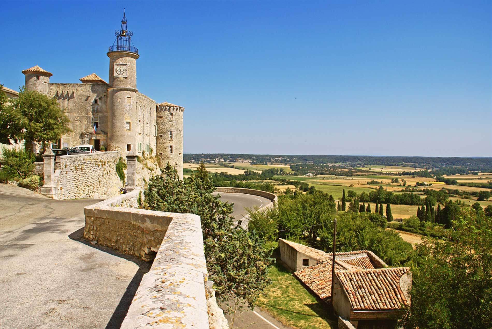 Château de Lussan qui fait partie des plus beaux châteaux du Gard © Gard Tourisme