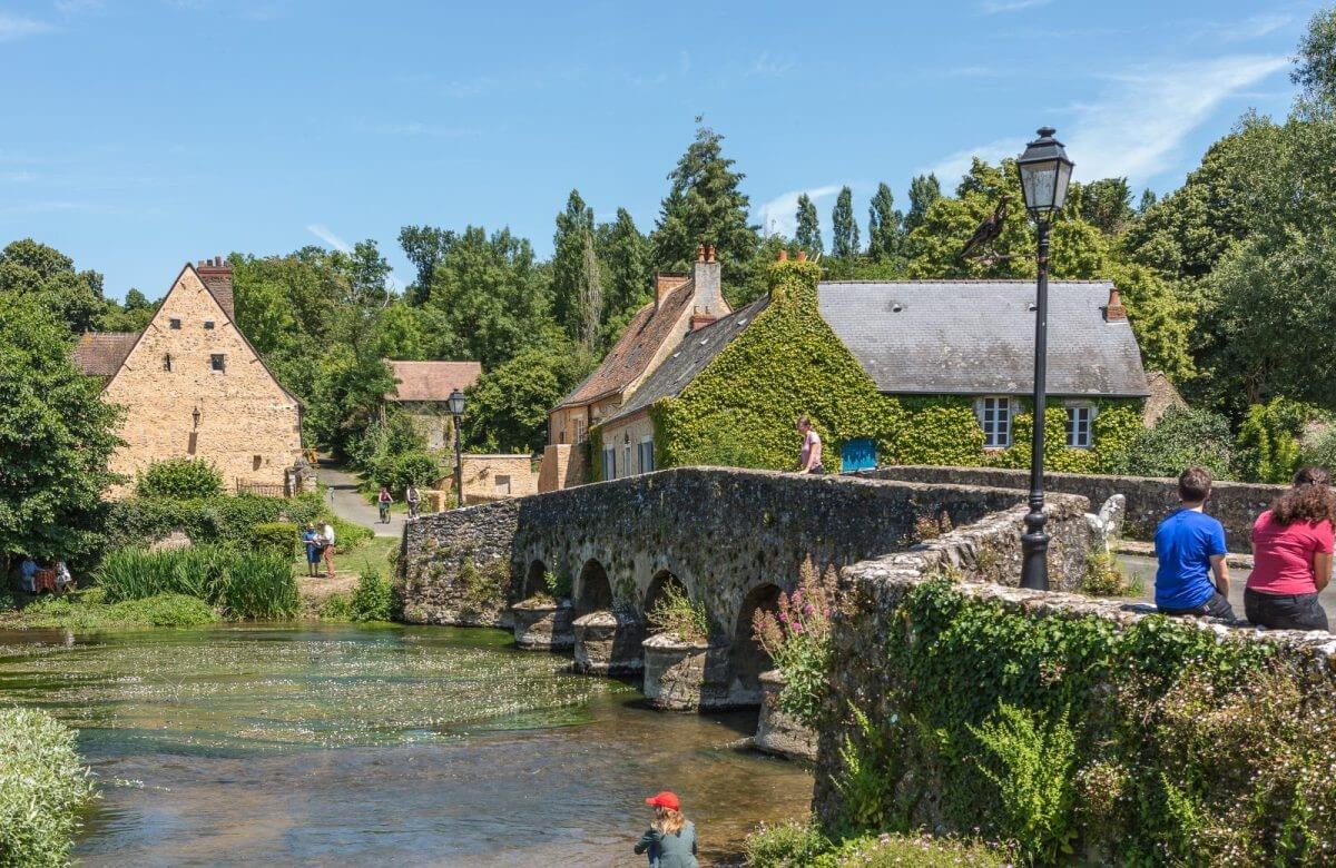 La cité de caractère médiévale d'Asnières-sur-Vègre © France Bleu