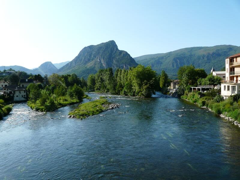 Vue sur la rivière de l'Ariège, longeant et traversant Tarascon-sur-Ariège ©Atout Pêcheur