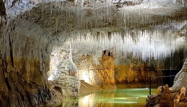 Le magnifique intérieur de la grotte de Choranche ©messortiesculture