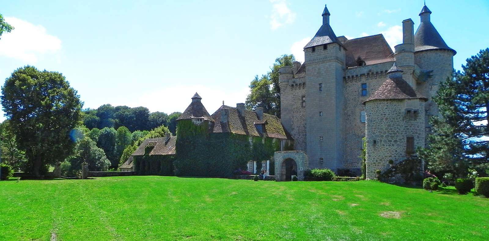 Le Château de Villemonteix, et son jardin verdoyant ©Camping de Poinsouze