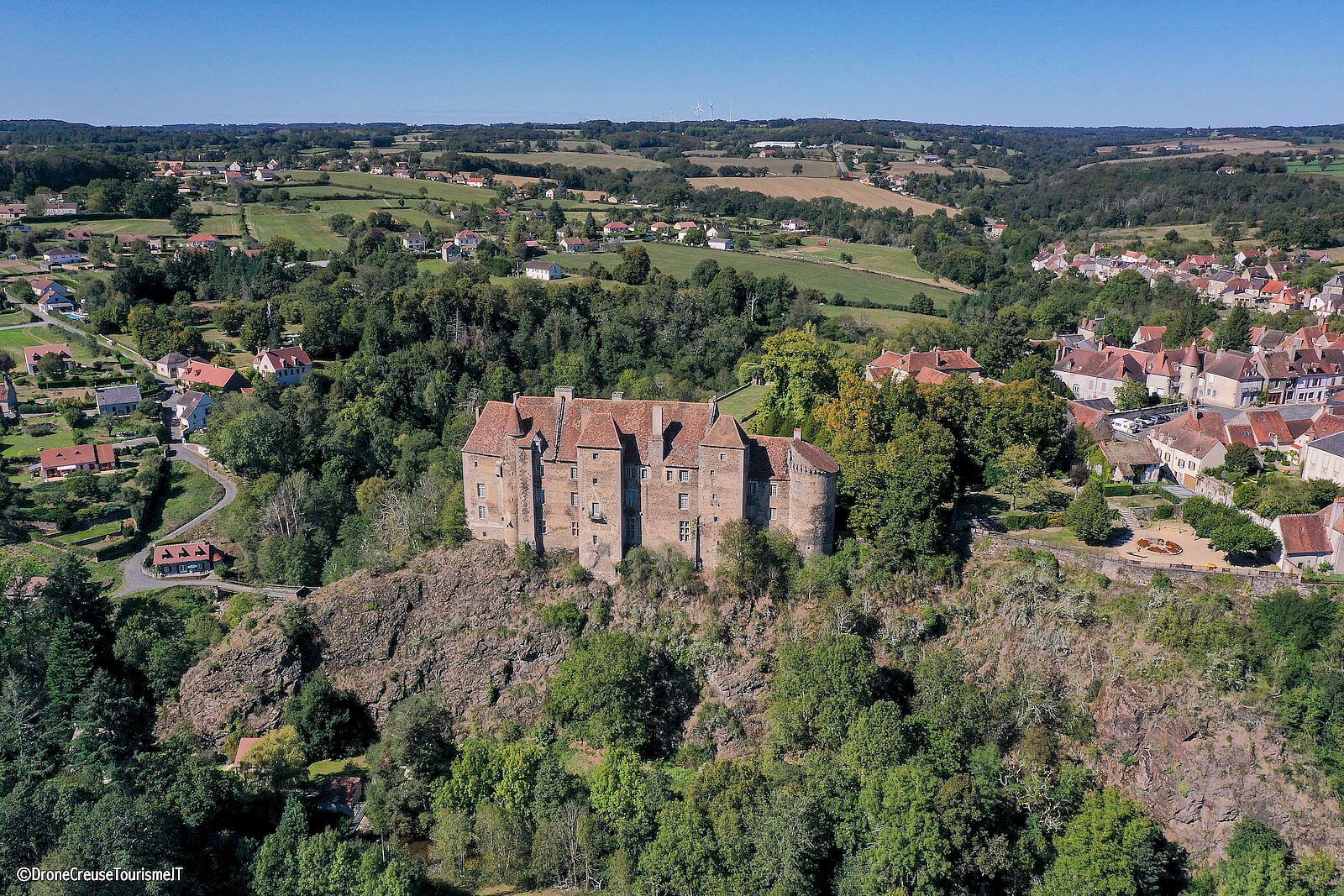 Vue aérienne sur le Château de Boussac et ses alentours ©Creuse Tourisme