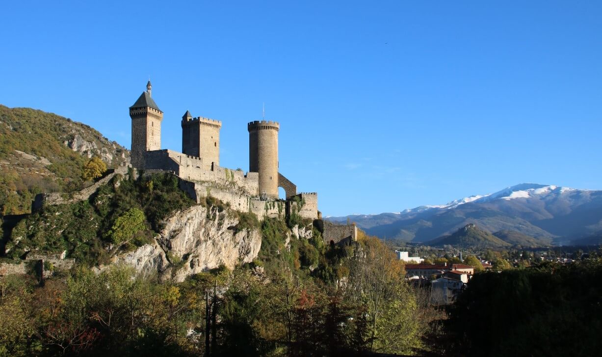 Vue sur la ville de Foix et son château ©Ville de Foix (LinkedIn)