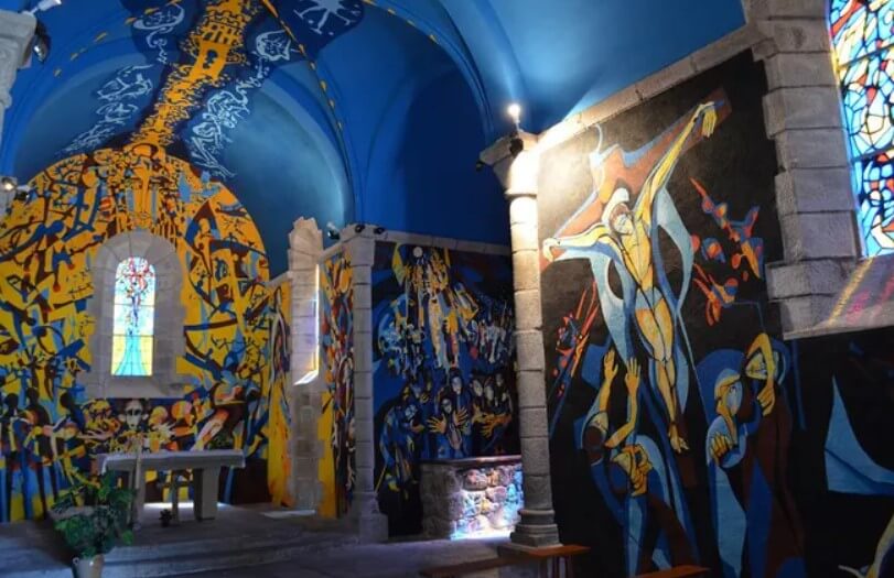 Vue de l'intérieur de l'église Sous-Parsat et sa décoration murale si particulière ©La Montagne