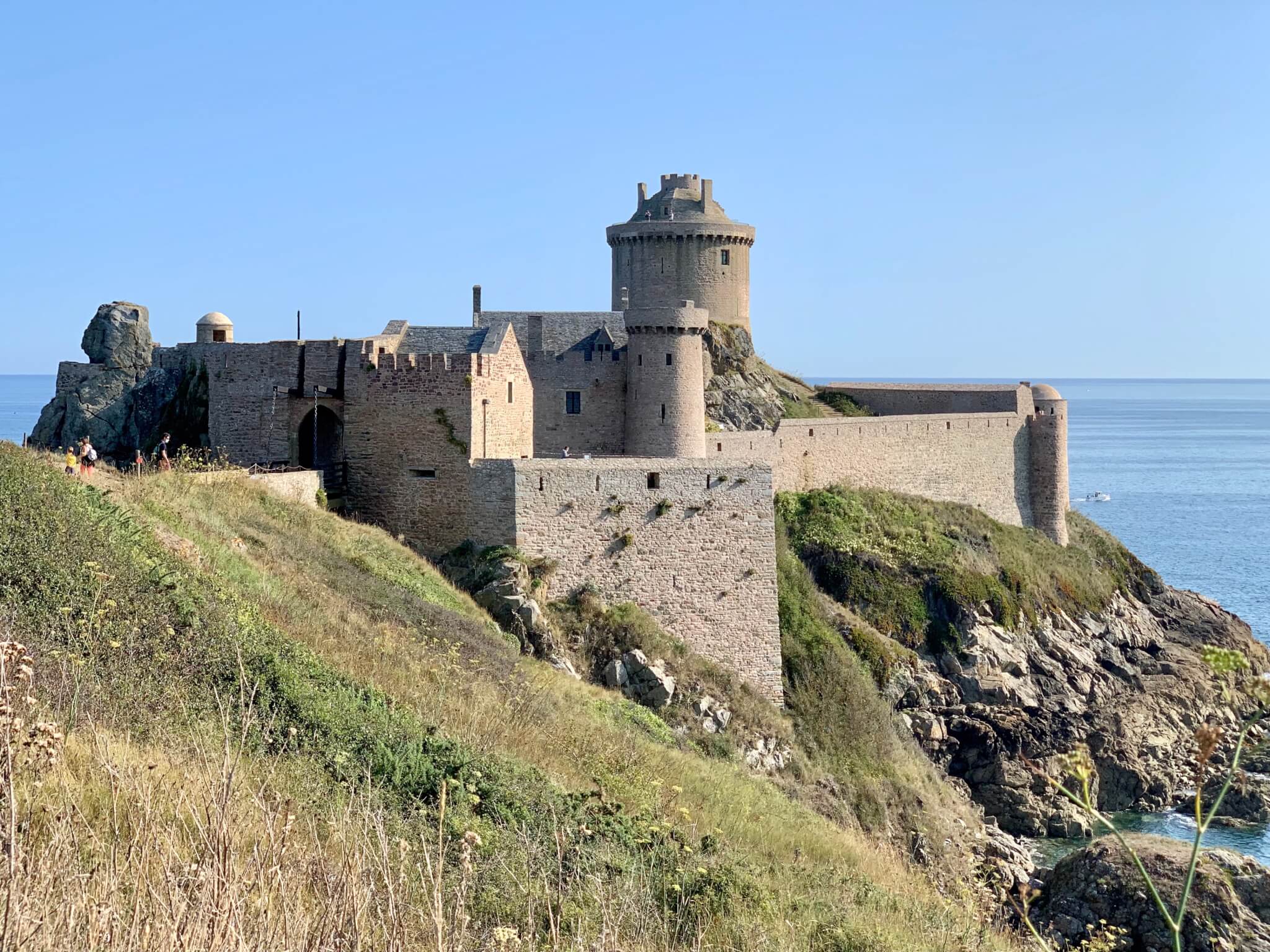 Le Fort la Latte placé sur une falaise en bord de mer ©Wikipédia