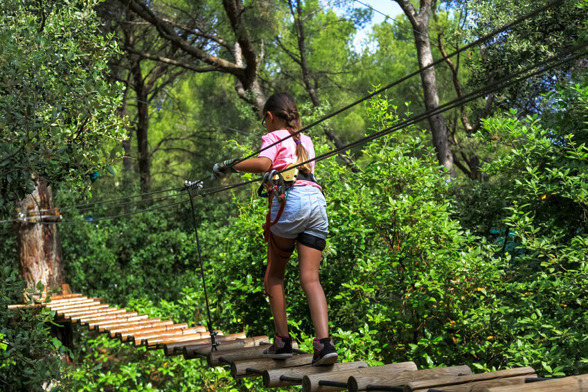 Une jeune aventurière sur des rondins suspendus ©Olomap