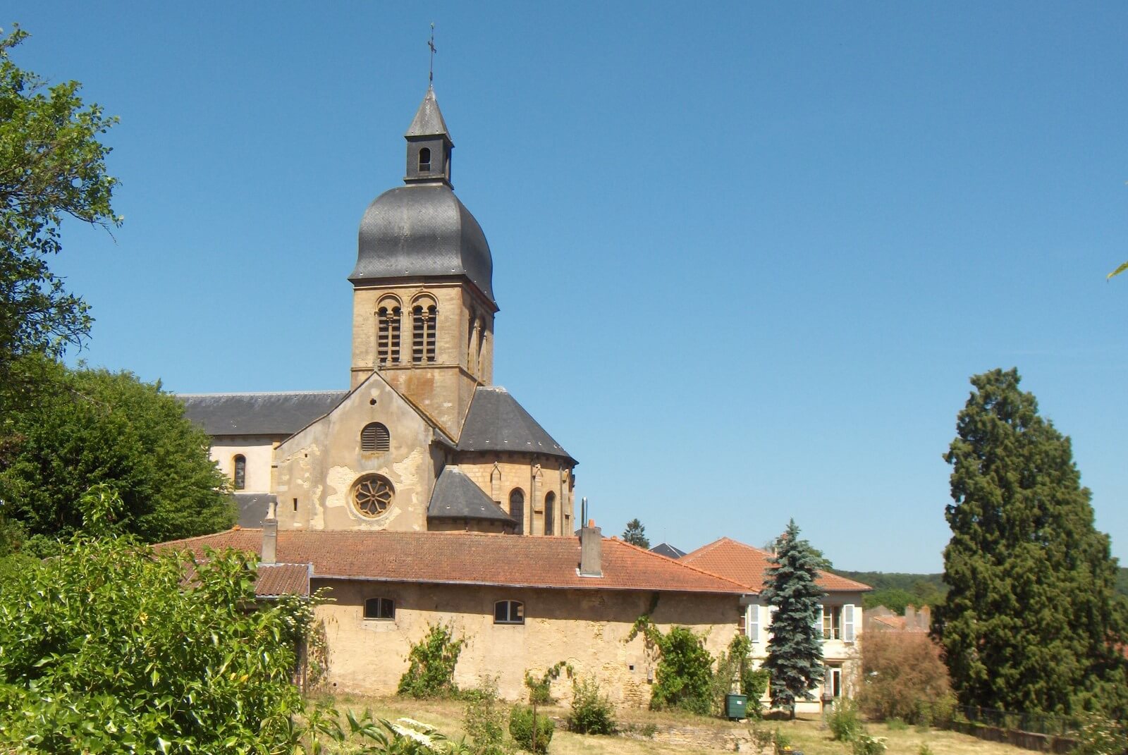 Vue sur l'Église et collégiale Saint-Étienne à Gorze © Wikipédia