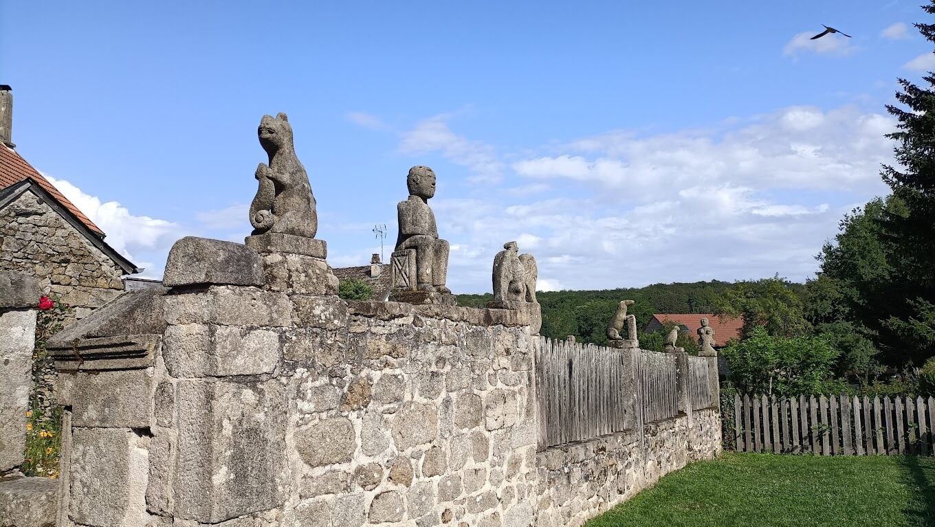 Les statues sculptées qui peuple le village de Masgot ©S. D.