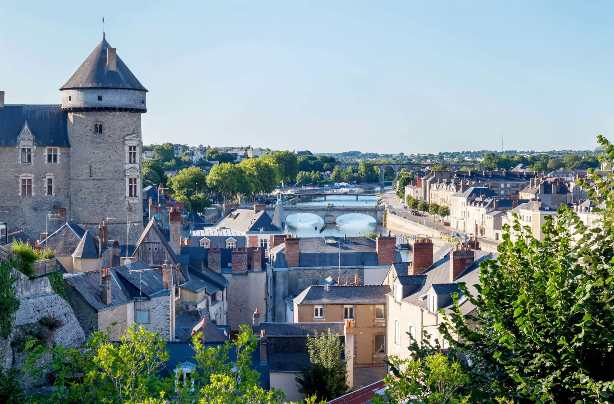 Vue sur le château de Laval et sur la Mayenne ©Groupe Cir