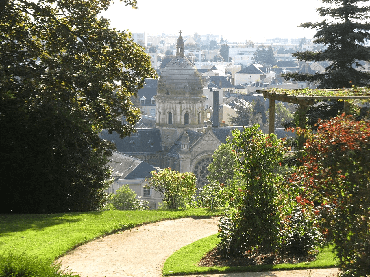 Le jardin de la Perrine et sa roseraie © Wikipedia