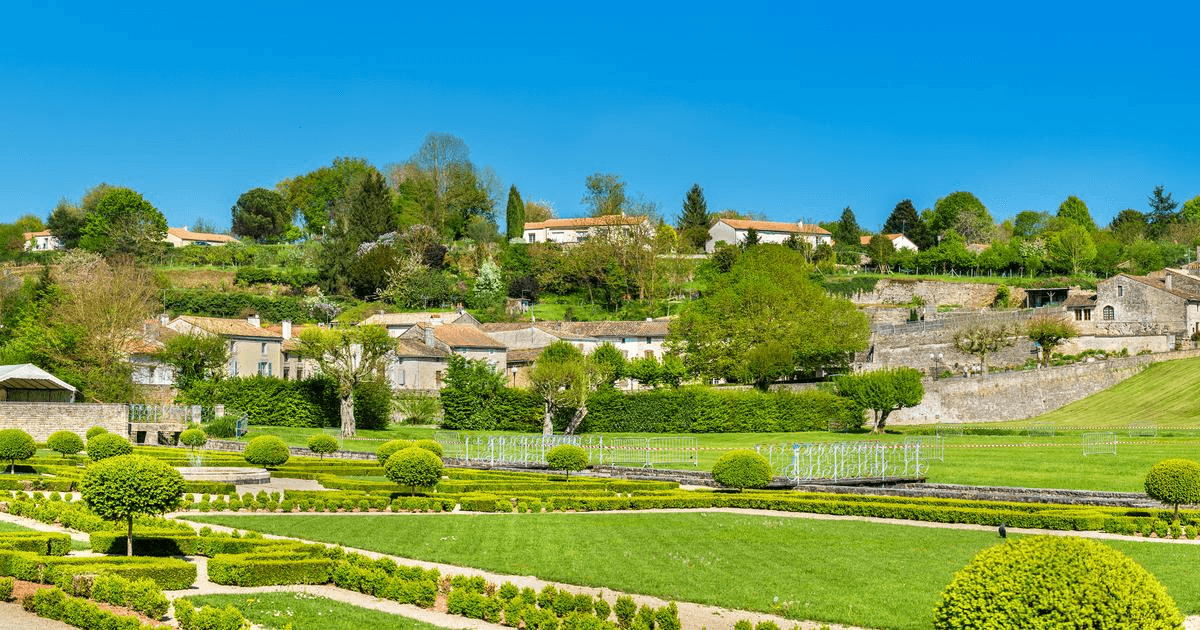 Abbaye Royale de Celles-sur-Belle et ses jardins ©Gites-de-France