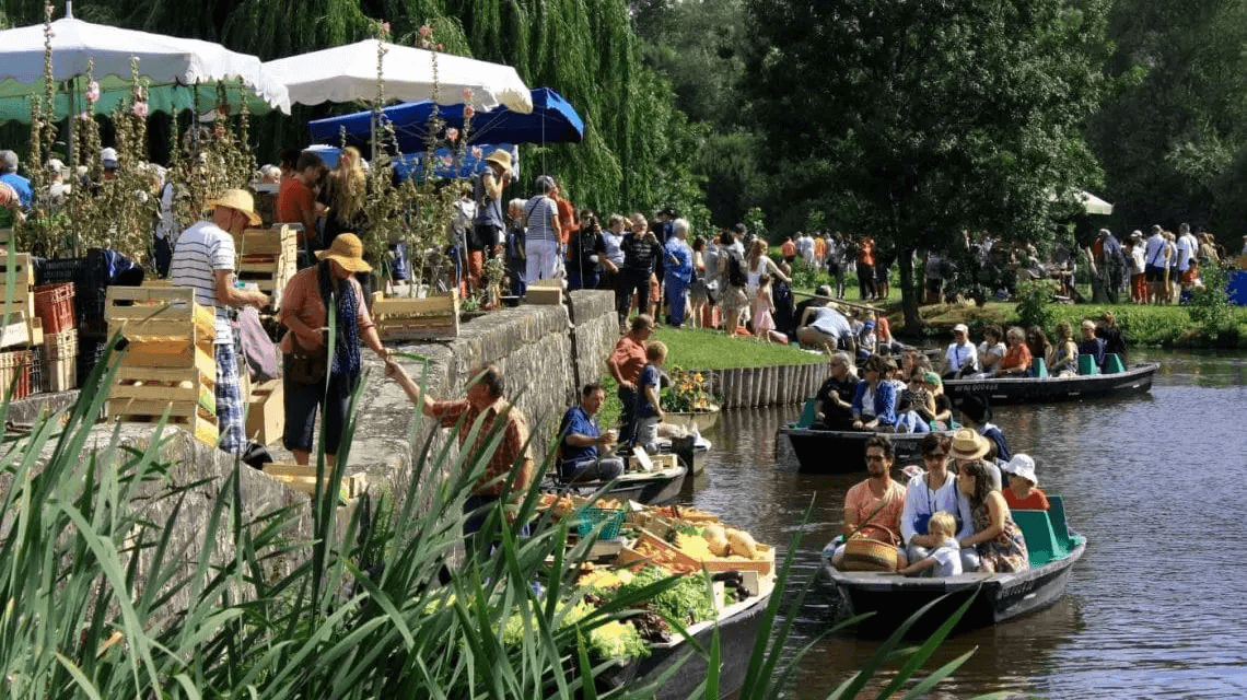 Allez flâner au marché sur l'eau de Vanneau-Irleau dans le Marais Poitevin © Blog du Marais Poitevin