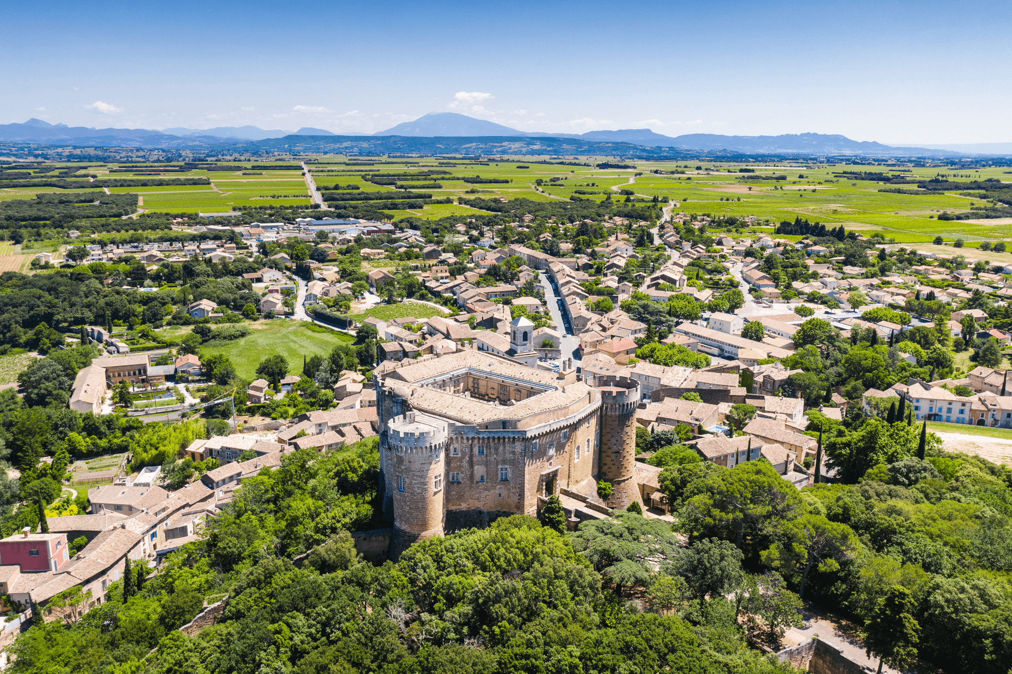 Vue aérienne sur la forteresse médiévale de Suze-la-Rousse © Loic Julien & Drôme Sud Provence