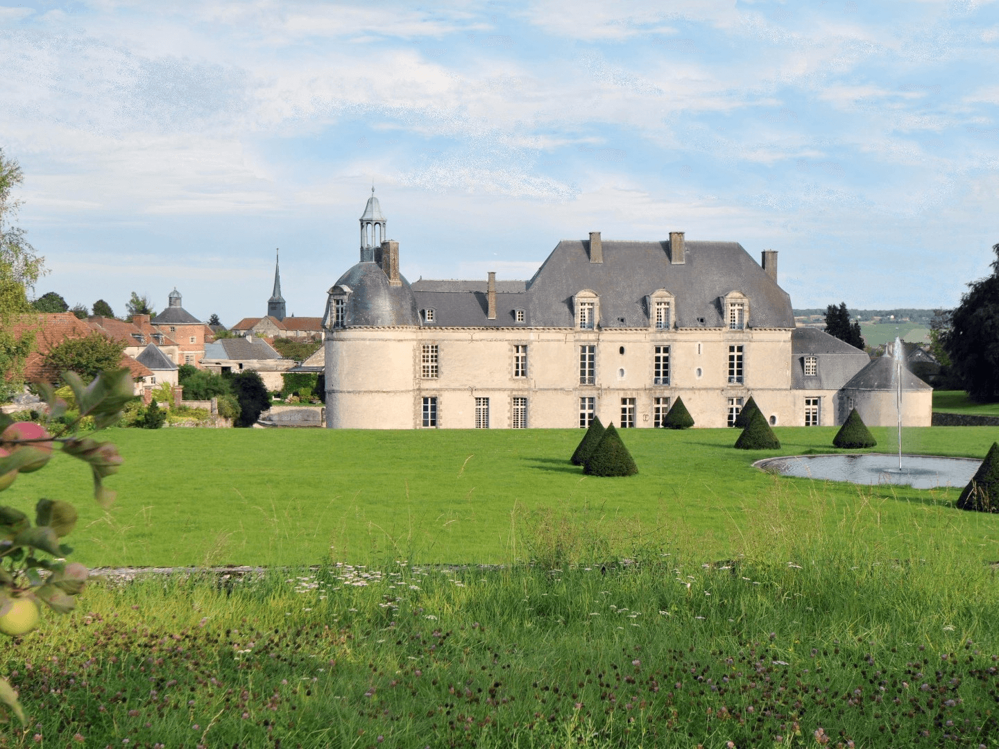 Vue sur les jardins du château d'Etoges dans la Marne © Beaux Jardins