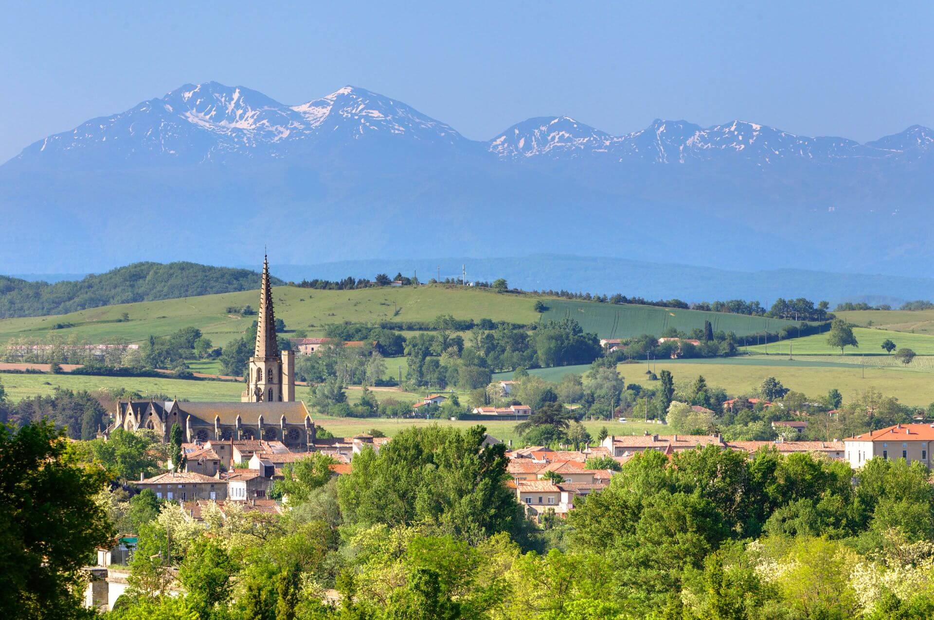 Vue sur la ville de Mirepoix avec les Pyrénées en arrière-plan ©Les Randos de l'Aubo