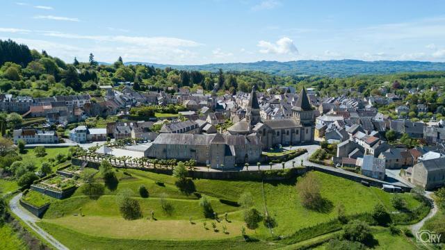 Vue sur Bénévent-l'Abbaye, village de la Creuse, au milieu de la nature verdoyante ©Creuse Tourisme