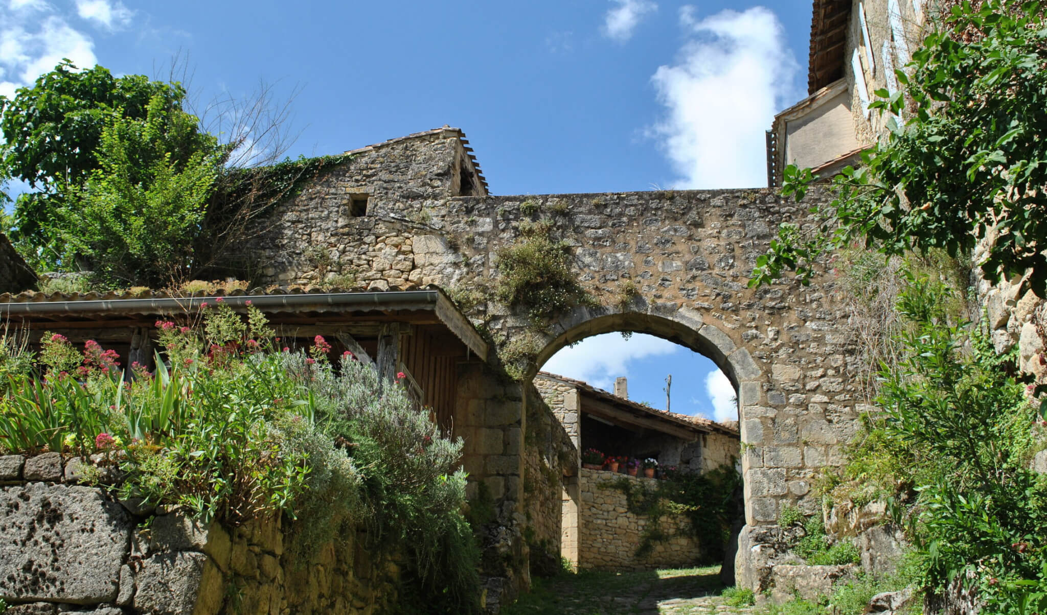 Entrée par la porte ouest de Castelmoron-d'Albert ©castelmorondalbert.fr