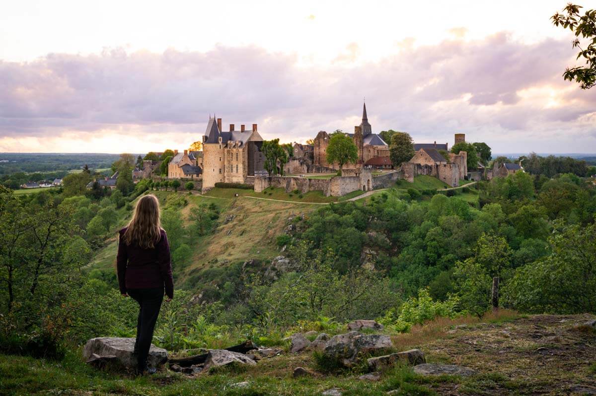 Vue sur le château Sainte-Suzanne, à quelques kilomètres de la ville d'Évron ©Voyager en photos