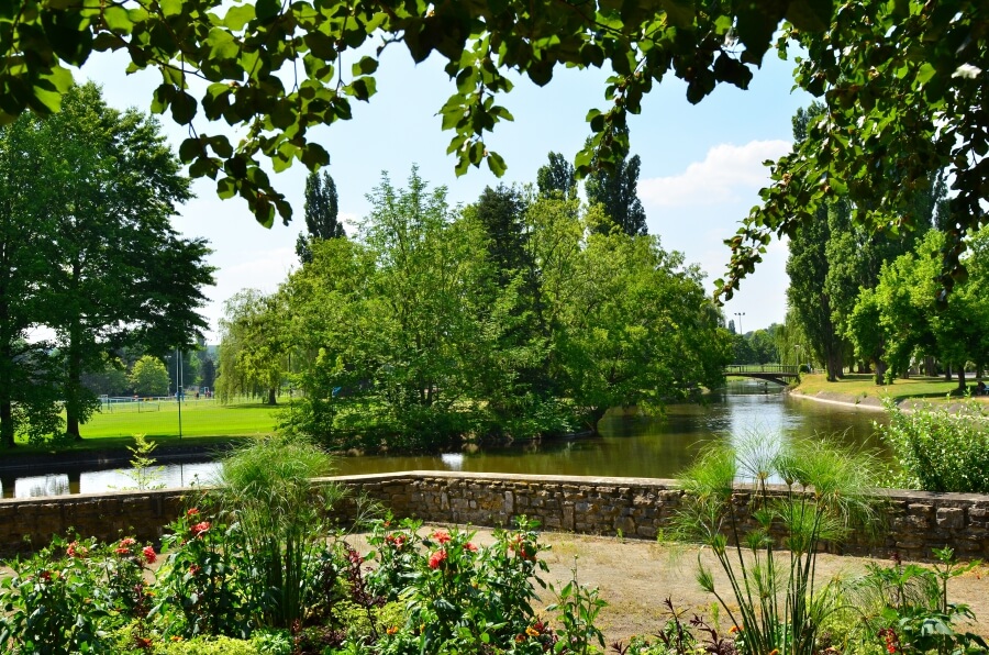 Photo dans un parc de Vichy, avec vue sur l'Allier ©Laurence Plancke