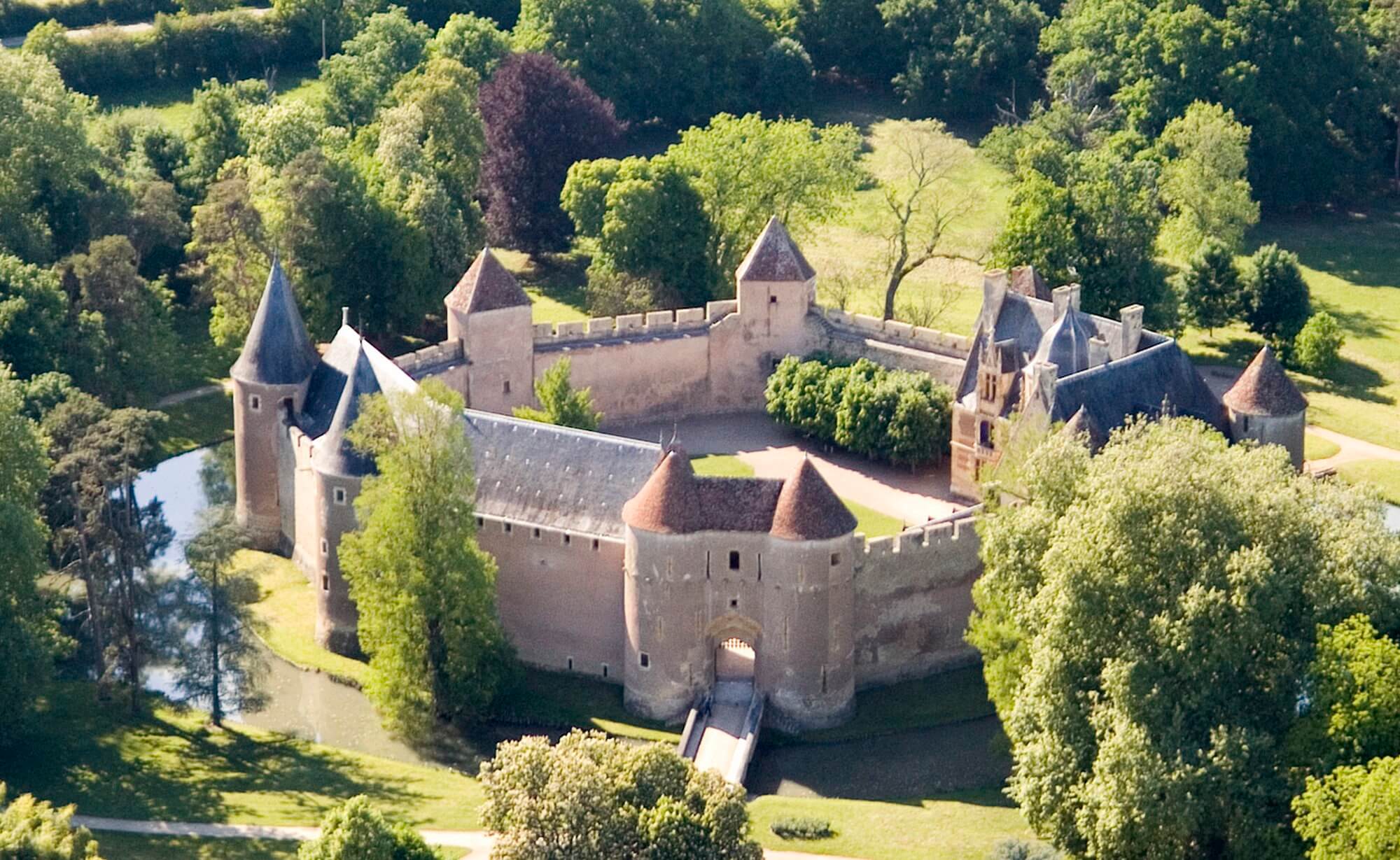 Vue aérienne du Château d'Ainay-le-Vieil ©La route Jacques-Cœur