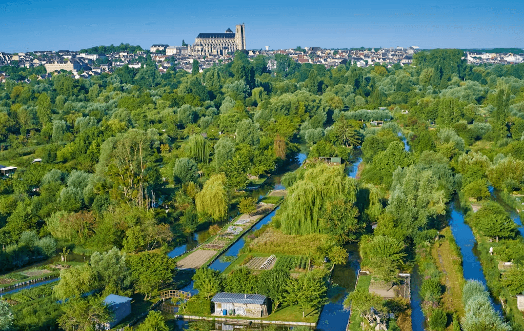 Les Marais de Bourges et, au loin, la cathédrale ©Détours en France