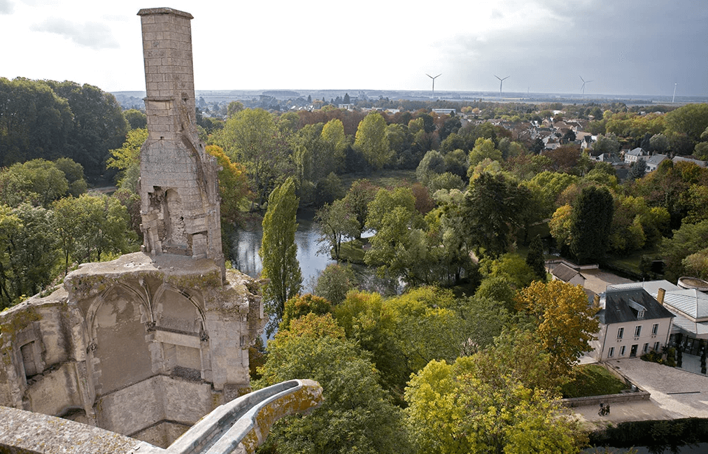 La vue sur Mehun-sur-Yèvre depuis l'ancien château de Charles VII et visiter le Cher ©Vicedi