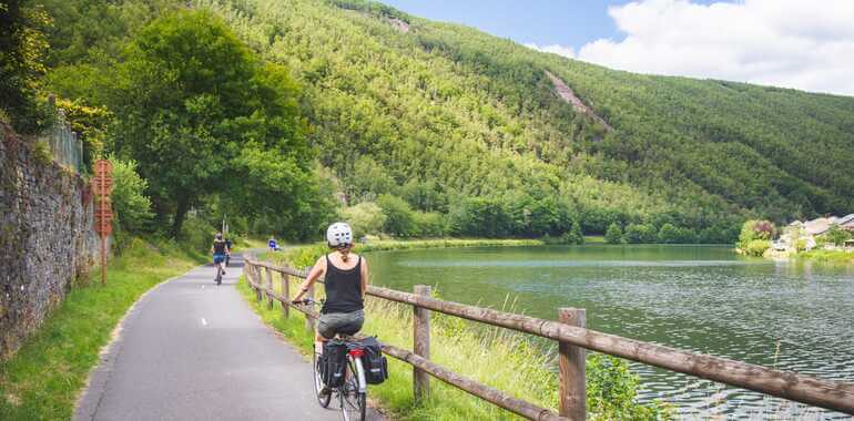 Empruntez la Voie Verte, un itinéraire entre nature verte et le fleuve de la Meuse ©France Vélo Tourisme