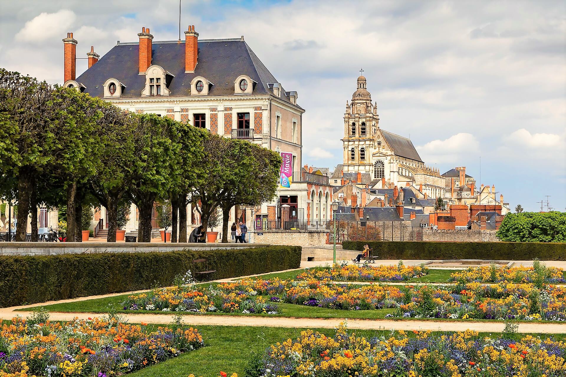 Vue sur la cathédrale Saint-Louis, à Blois dans le Loir-et-Cher ©Tour guides France