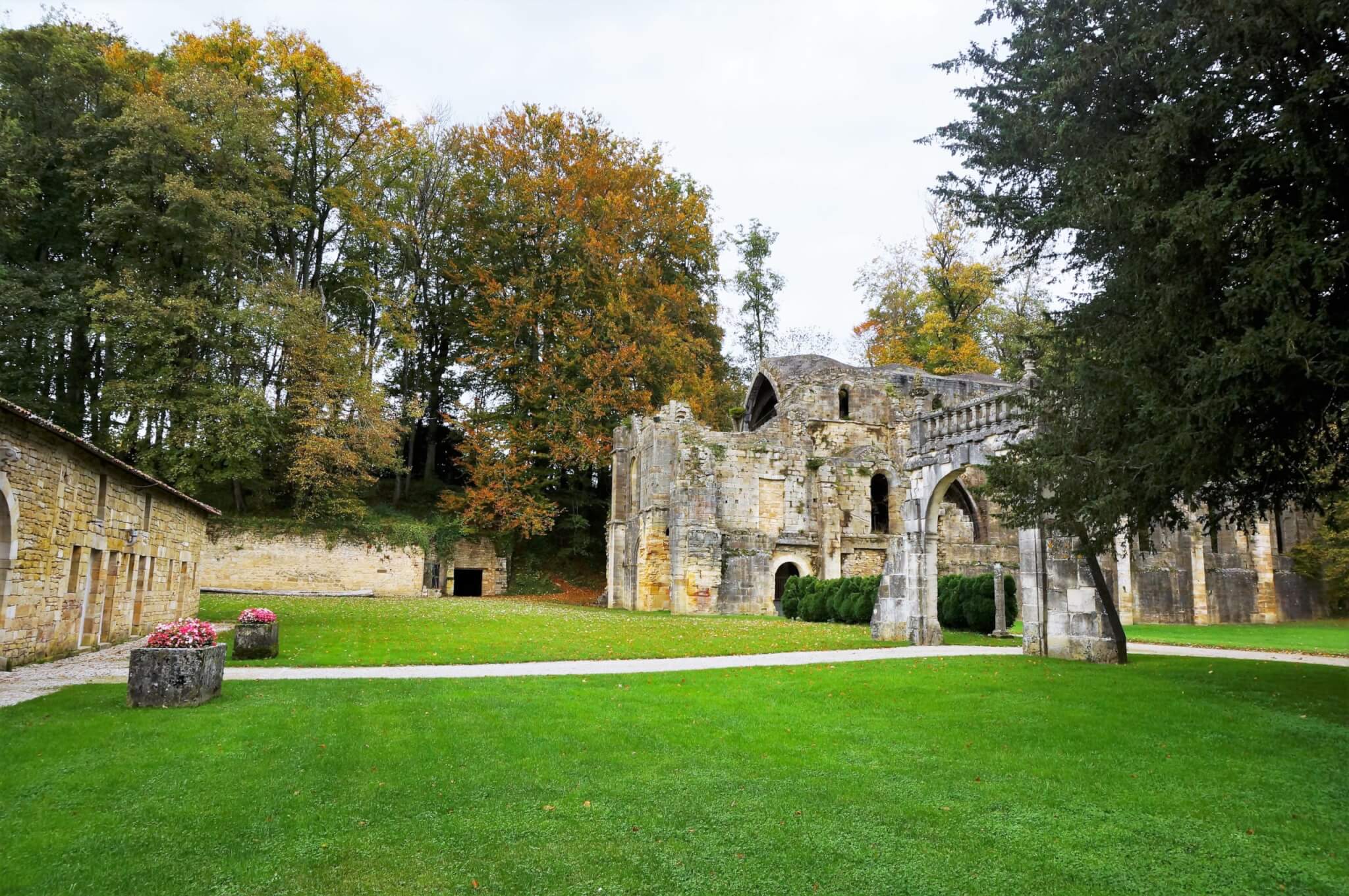 Un lieu intime, prisé pour organiser des événement devant une abbaye en ruine ©Abbaye de Trois-Fontaine
